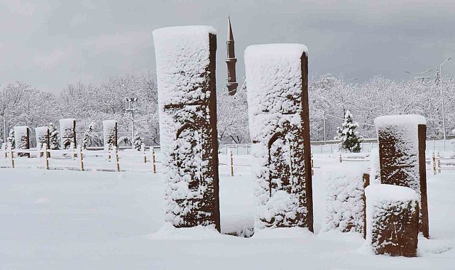 Karla bütünleşen tarihi mezar taşlarından kartpostallık görüntüler