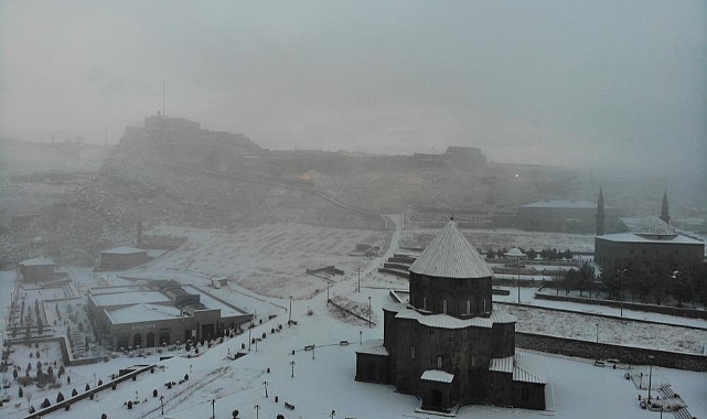 Kars beyaz gelinliğini giydi
