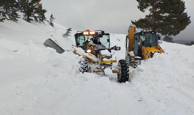 Kar kalınlığının 1,5 metreye ulaştığı Kars'taki köylerde yol açma çalışmaları sürüyor