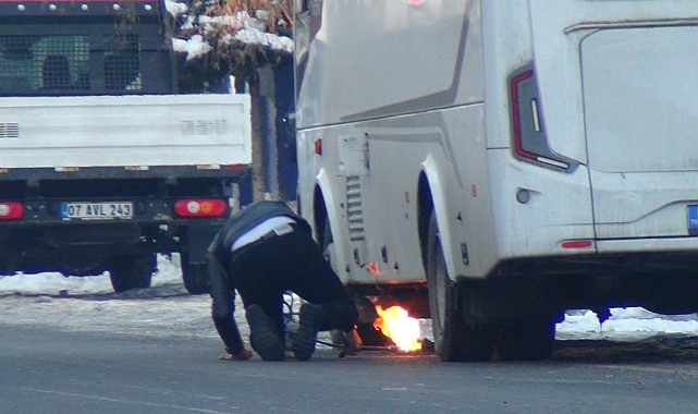 Kars'ta hareket halindeki araç dondu