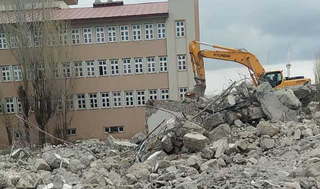 Kars Şehit Okan Koç İmam Hatip Ortaokul binası yıkıldı