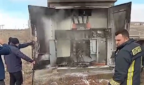 Kars'ta alev alev yanan trafo söndürüldü
