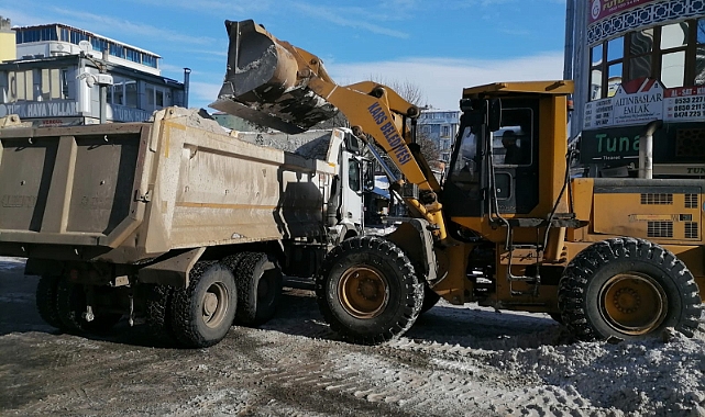 Kars'ta cadde ve sokaklarda biriken karlar kamyonlarla şehir dışına götürülüyor