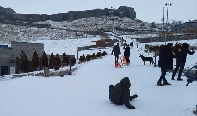 Kars'ta çocukların düşe kalka kızak keyfi