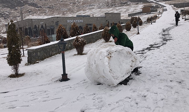 Kars’ta çocukların kar sevinci