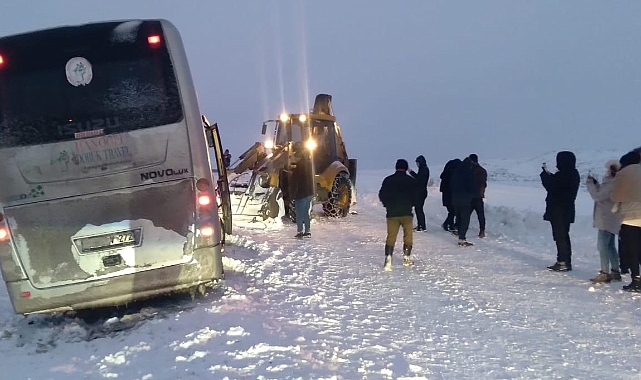 Kars’ta kar nedeniyle mahsur kalan tur otobüsündeki 30 kişi kurtarıldı