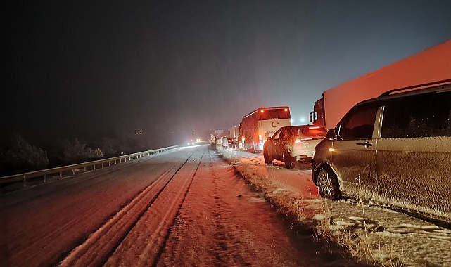 Kars'ta kar ve tipi ulaşımı aksatıyor