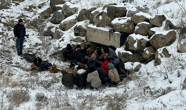 Kars'ta menfezde saklanan 24 düzensiz göçmen yakalandı