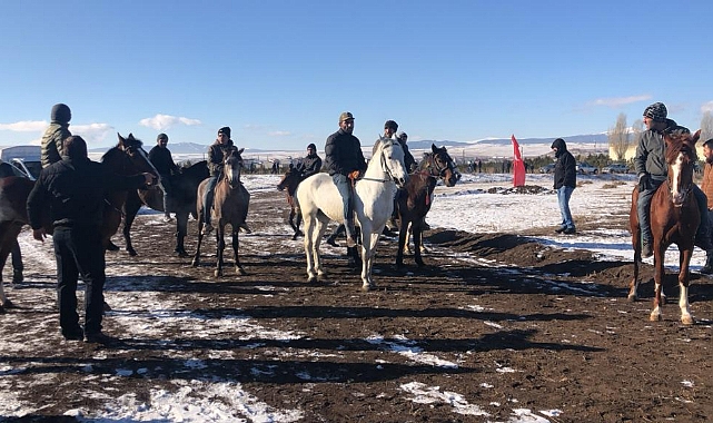 Kars’ta yerli at yarışı heyecanlı geçti