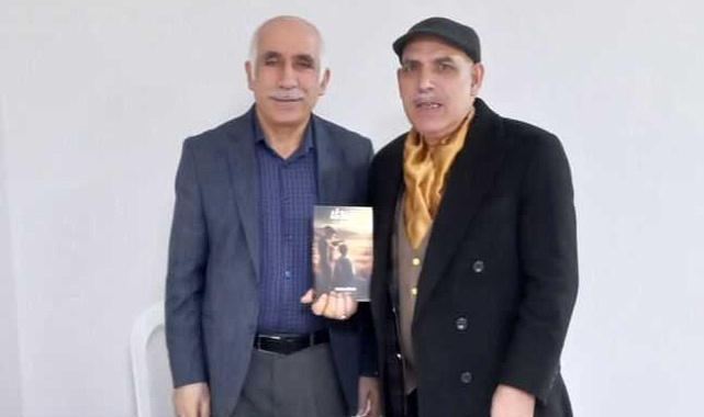 Karslı Burhan Görken romanlarını tanıtıp imzalıyor