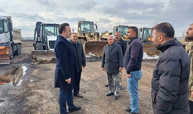 Kaymakam Bayram, karla mücadele ekibiyle bir araya geldi