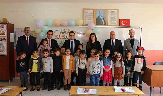 Kaymakamı Özçelik, öğrencilerin karne heyecanına ortak oldu