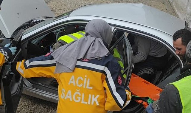 Kontrolden çıkan araç karayolunda bakım yapan ekiplerin aracına çarptı: 1 yaralı