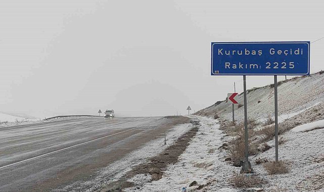 Kurubaş ve Güzeldere Geçidi'nde kar ve sis etkili oluyor