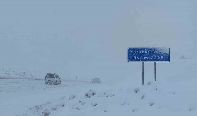 Kurubaş ve Güzeldere geçitlerinde kar yağışı ve sis etkili oluyor