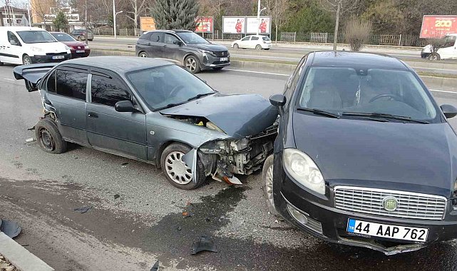 Malatya'da 6 aracın karıştığı zincirleme kazada 2 kişi yaralandı