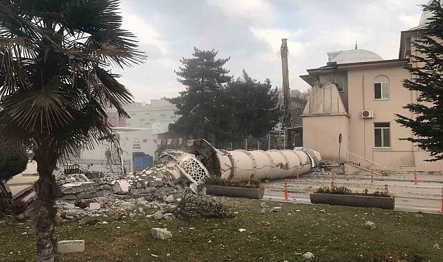 Malatya'da ağır hasarlı yapılar yıkılıyor