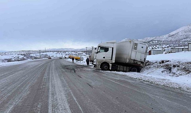 Malatya'da makas kıran tırın sürücüsü yaralandı