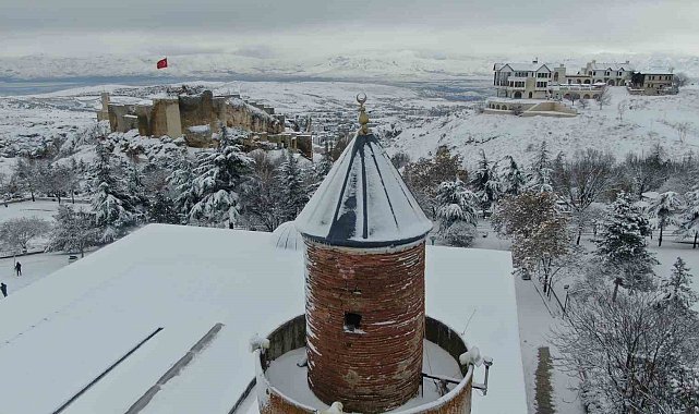 Medeniyetlerin beşiği Harput beyaza büründü, kartpostallık görüntüler oluştu