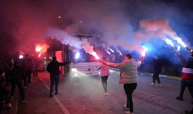 Meşaleli taraftarlar 24Erzincanspor'u coşkuyla karşıladı