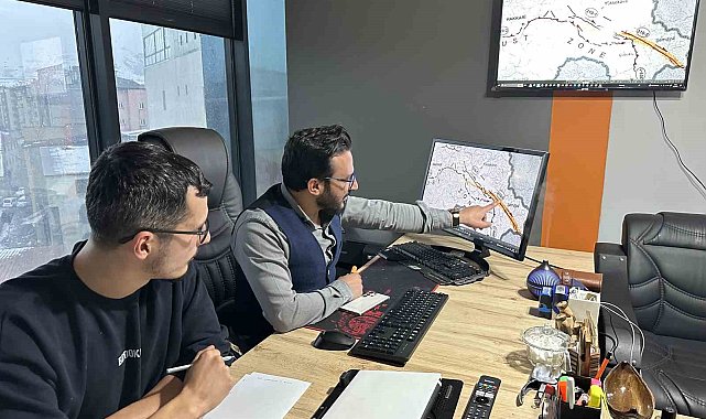 Mimar ve inşaat mühendisleri Yüksekova'da deprem konusunda alınması gereken önlemleri anlattı