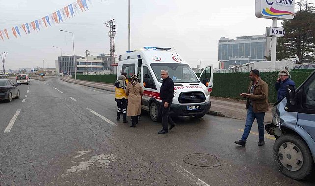 Minibüs ile otomobil çarpıştı 1 yaralandı