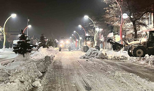 Muradiye'de kar temizleme çalışması