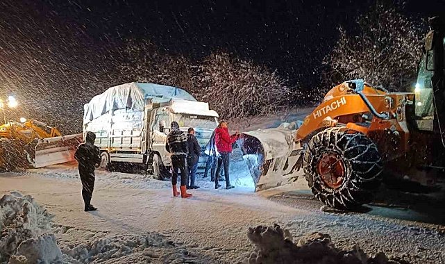 Muradiye'de yolda mahsur kalan araçlar kurtarıldı