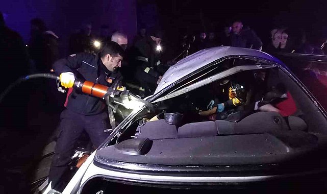 Muş'ta refüje çarpan otomobil takla attı: 2 yaralı
