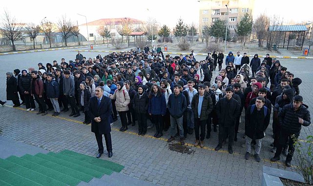 Muş'ta şehitler için bir dakikalık saygı duruşunda bulunuldu
