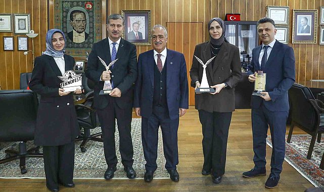 Ödüllü akademisyenlerden Rektör Çomaklı'ya ziyaret