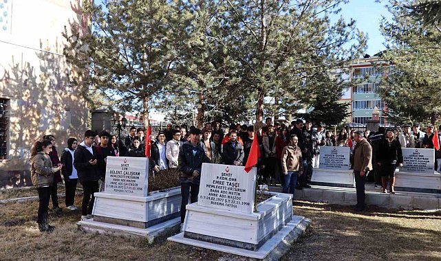 Öğrenciler şehitliği ziyaret ederek dua etti
