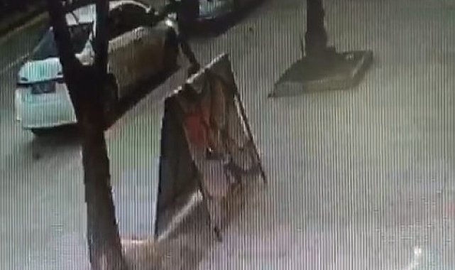 Otomobilin aynasına tekme atarak kıran şahıs güvenlik kamerasına yakalandı
