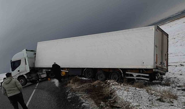 Otomobille tır çarpıştı: 3 yaralı