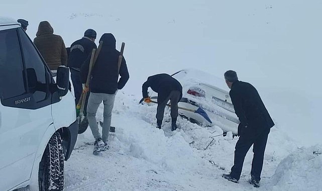 Özalp'ta kar nedeniyle yolda kalan araçlar kurtarıldı