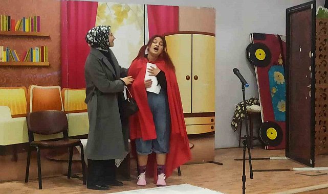 Polis tiyatrosu çocuklar için sahne aldı