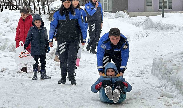 Polisler çocuklarla karda kaydı, kar topu ve futbol oynadı