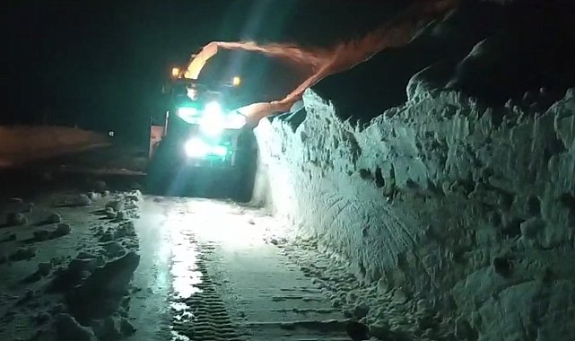 "Turuncu elbiseliler" gece iş başında: 3 metrelik karlı yolu açma çalışması