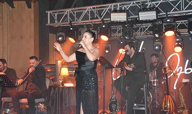 Sarıkamış Kayak Merkezi'nde tatilciler yeni yıla Merve Özbey ile "merhaba" dedi