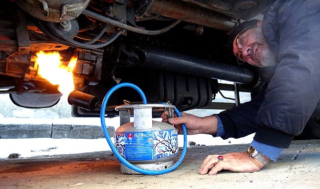 Sarıkamış'ta ev ve işyerlerinin camları, doğal gaz bacaları buz tuttu