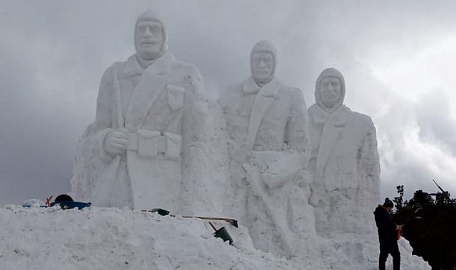 Sarıkamış’ta kardan heykel yapımı devam ediyor