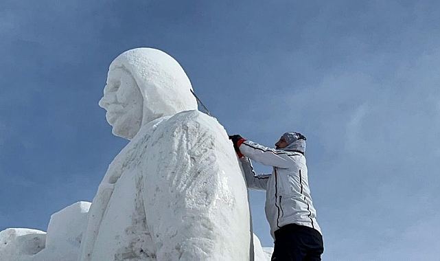Sarıkamış'ta şehit heykellerinin yapımı için 200 kamyon kar taşındı