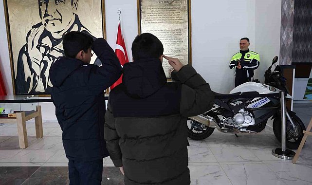 Şehit Fethi Sekin'in balmumu heykeliyle tanışan çocukların dokunaklı selamı