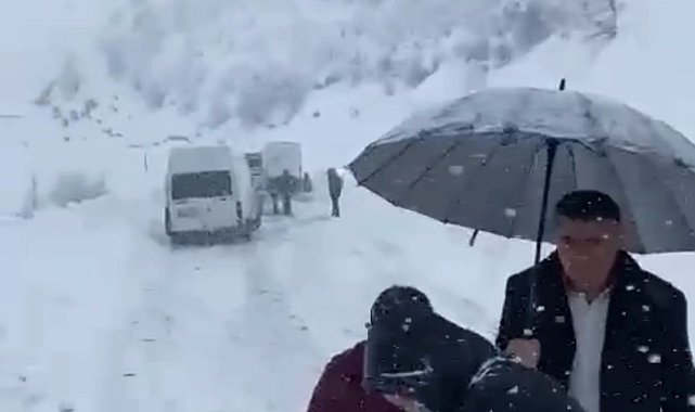 Şemdinli yolunda onlarca araç mahsur kaldı