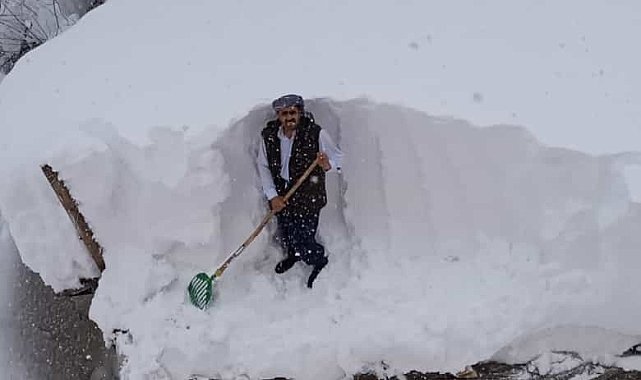 Şemdinli&#039;de evler kara gömüldü
