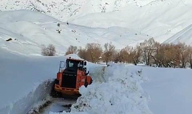 Şemdinli'de yol açma çalışması devam ediyor