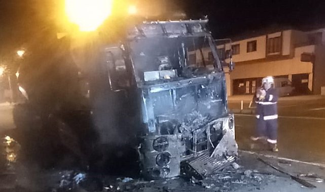 Seyir halindeki beton mikseri alev alev yandı