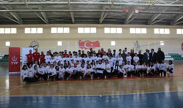 Solhan&#039;da Fabrika Voleybol Okulu açıldı