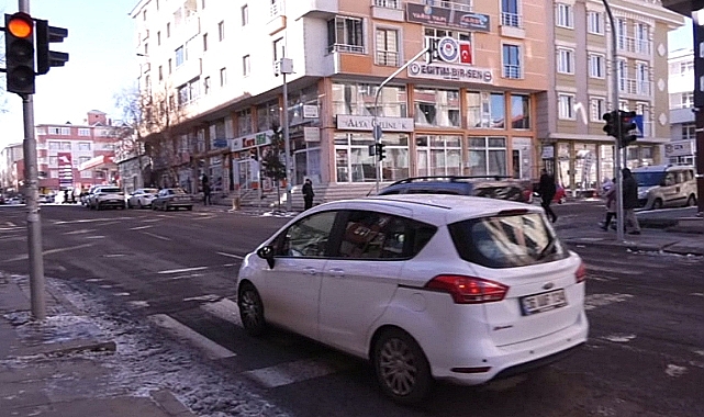 Sürücüler düzensiz yanan trafik ışıklarına tepkili