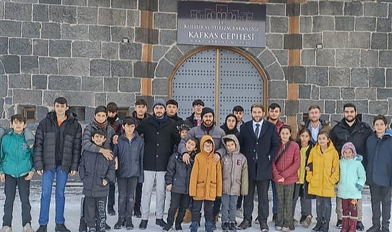 Susuzlu gençler Kars’ın tarihi yerlerini gezdi